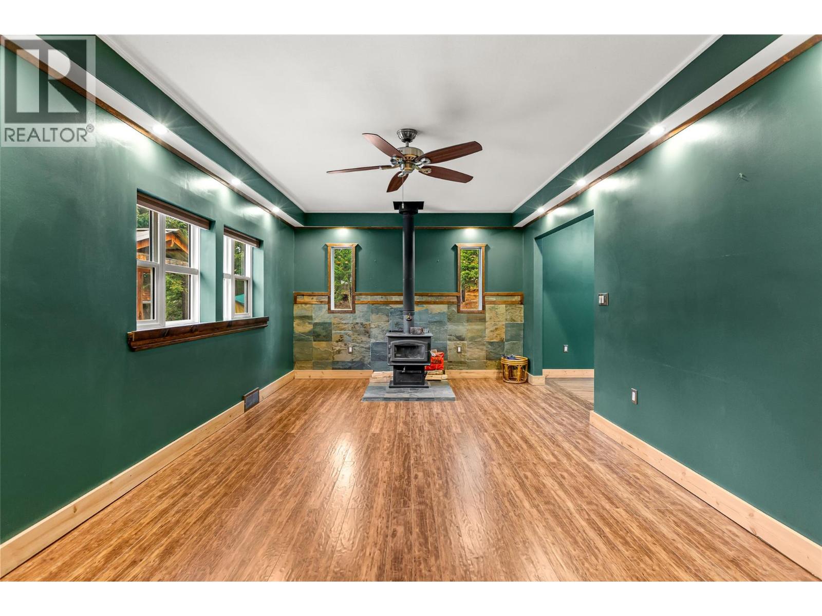 6927 Customs Road, Kingsgate, British Columbia V0B 1V1 - Photo 12 - 10369550