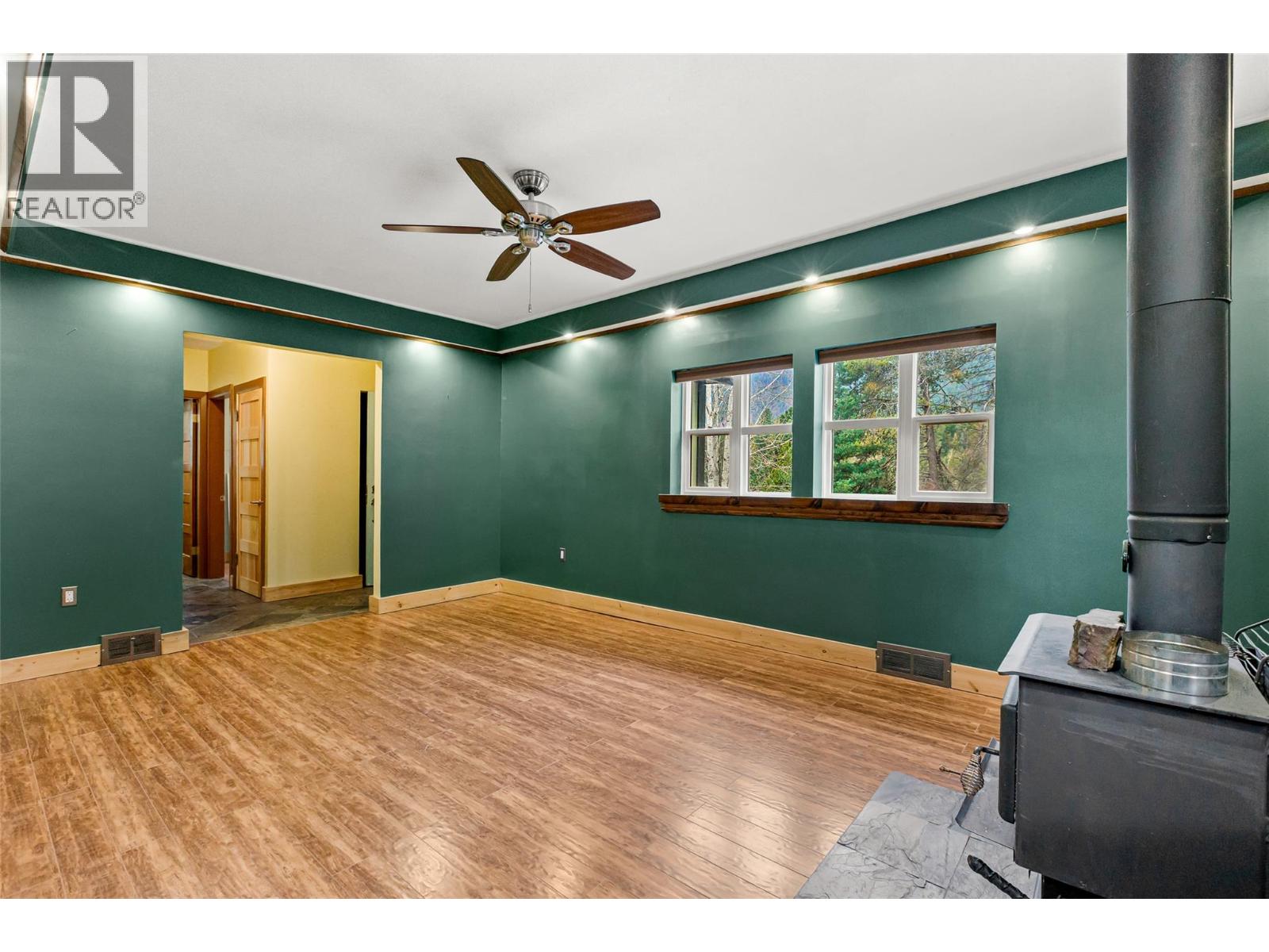 6927 Customs Road, Kingsgate, British Columbia V0B 1V1 - Photo 13 - 10369550