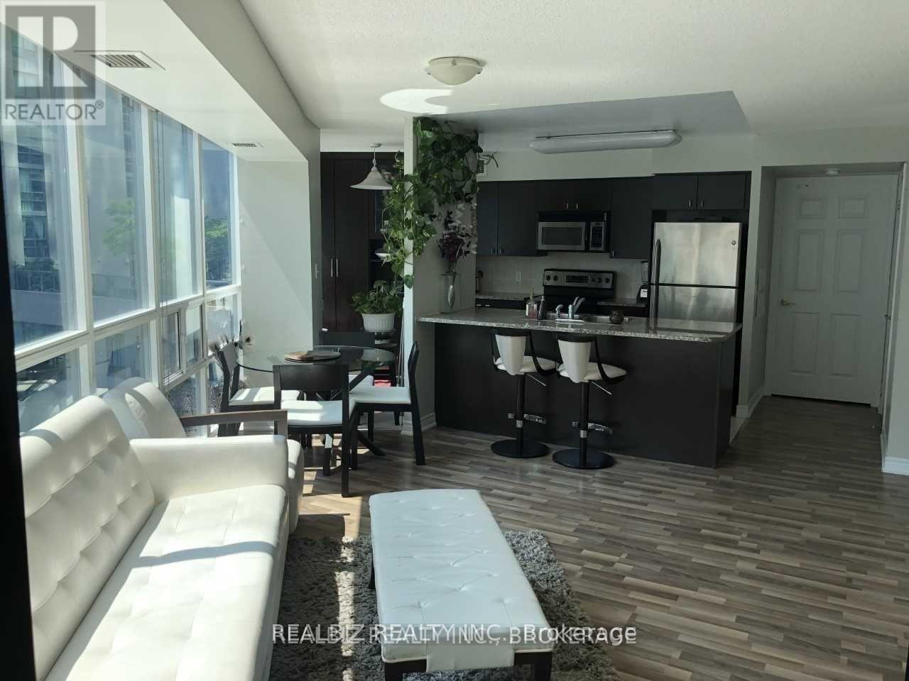 811 - 30 Grand Trunk Crescent, Toronto, Ontario  M5J 3A4 - Photo 3 - C12568144