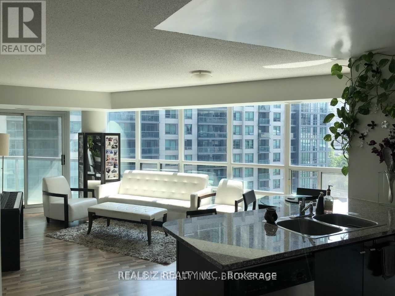 811 - 30 Grand Trunk Crescent, Toronto, Ontario  M5J 3A4 - Photo 4 - C12568144