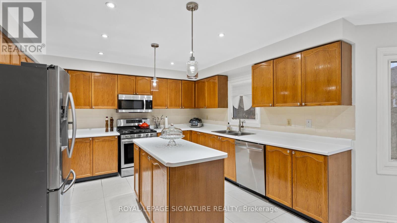 583 Foxwood Trail, Pickering, Ontario  L1V 4R3 - Photo 7 - E12568120