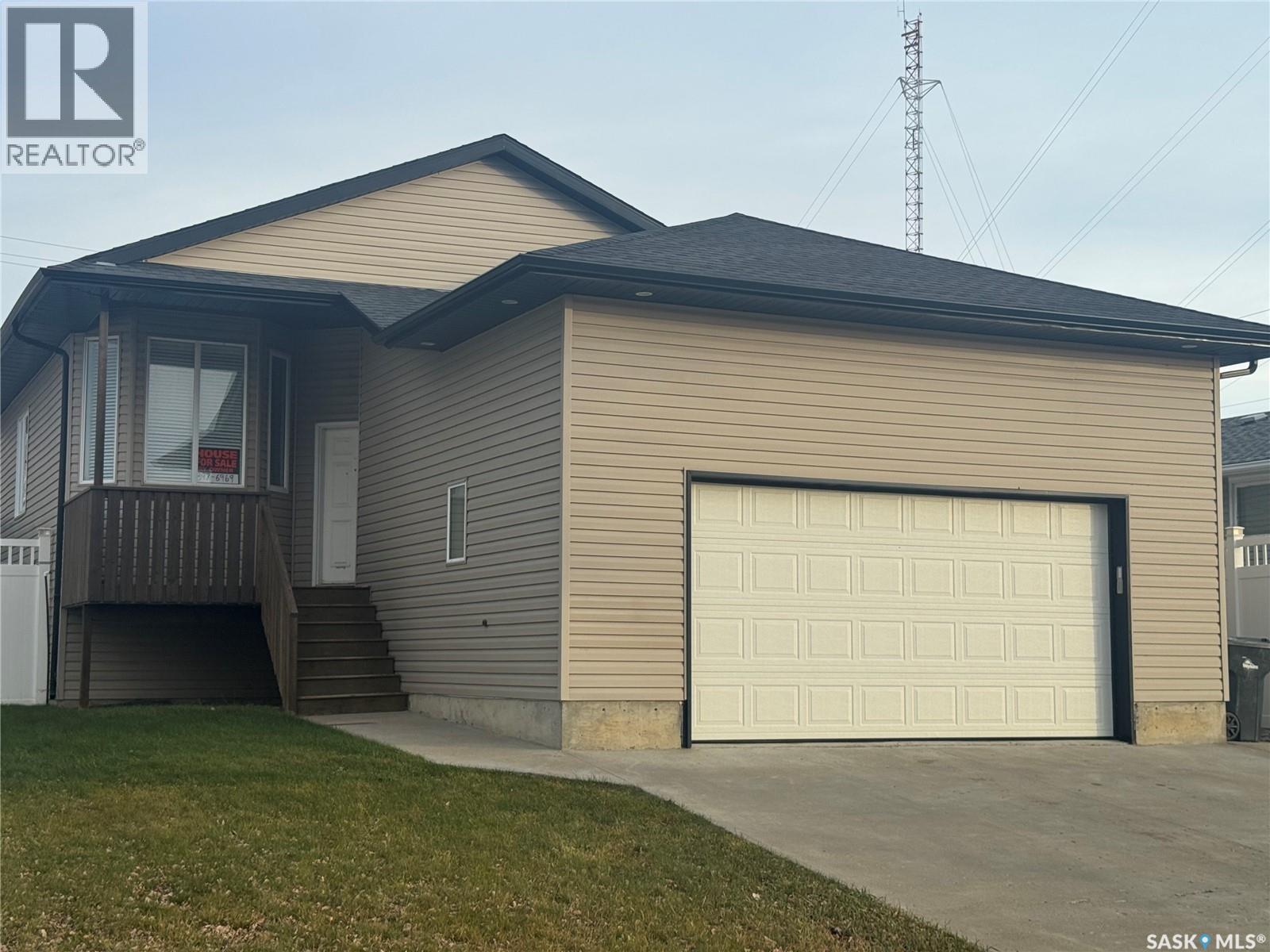 916 3rd Street Se, Weyburn, Saskatchewan  S4H 3J8 - Photo 1 - SK024474