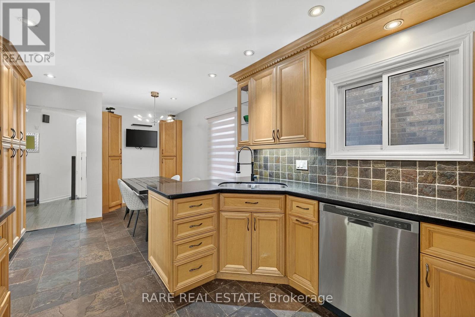 99 Esther Crescent, Vaughan, Ontario  L4J 3J8 - Photo 9 - N12568064