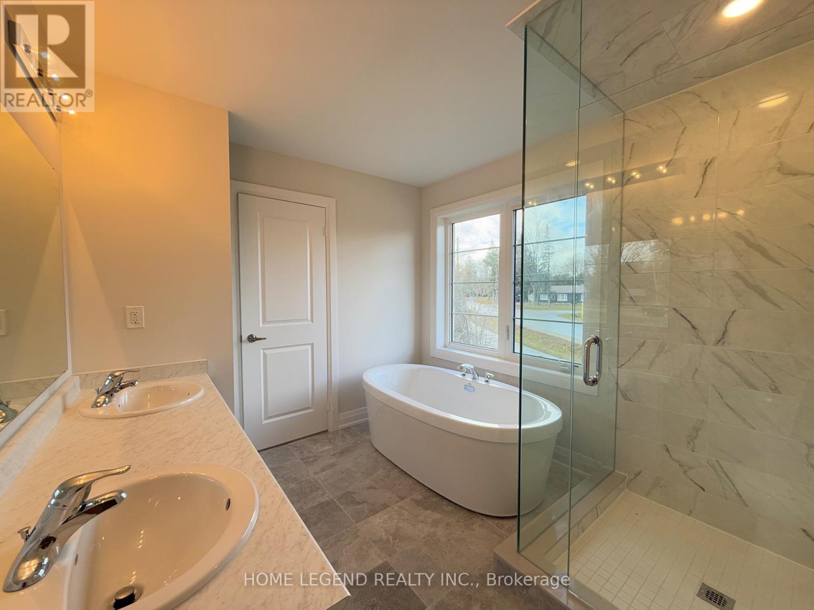 2 Rail Trail Court, Georgina, Ontario  L0E 1R0 - Photo 7 - N12568172