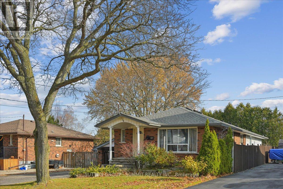 107 Deschene Avenue, Hamilton, Ontario  L9A 3J9 - Photo 2 - X12568092