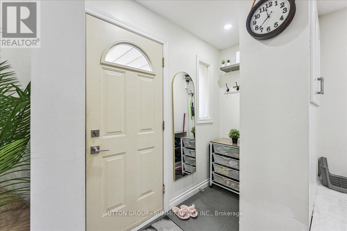 107 Deschene Avenue, Hamilton, Ontario  L9A 3J9 - Photo 3 - X12568092