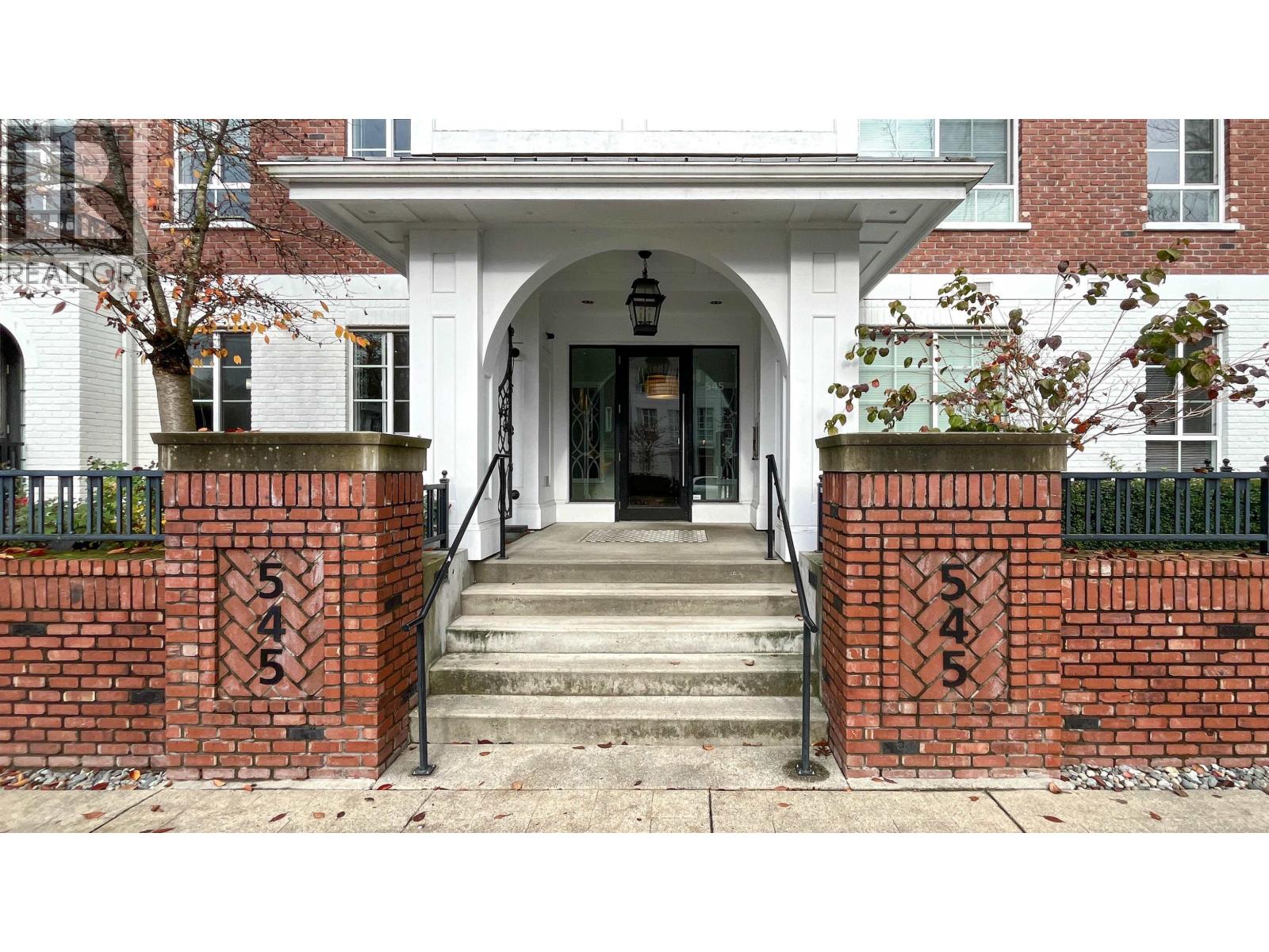 211 545 Foster Avenue, Coquitlam, British Columbia  V3J 0B3 - Photo 2 - R3069368