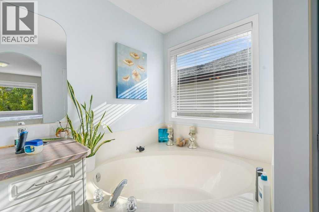 23 Valley Ponds Way Nw, Calgary, Alberta  T3B 5T5 - Photo 18 - A2265386