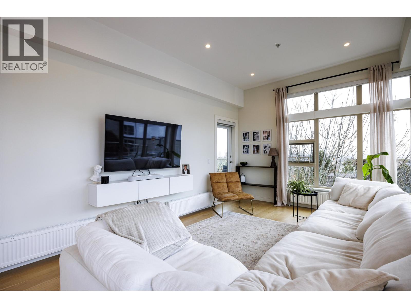 Ph7 1033 St Georges Avenue, North Vancouver, British Columbia  V7L 3H5 - Photo 5 - R3066306