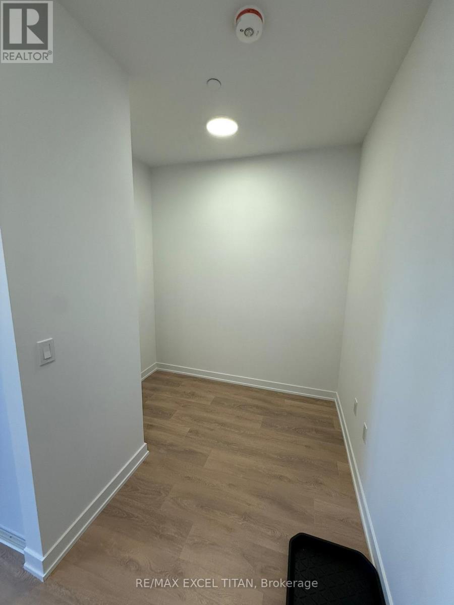 621 - 1037 The Queensway Street N, Toronto, Ontario  M8Z 6C7 - Photo 9 - W12568238