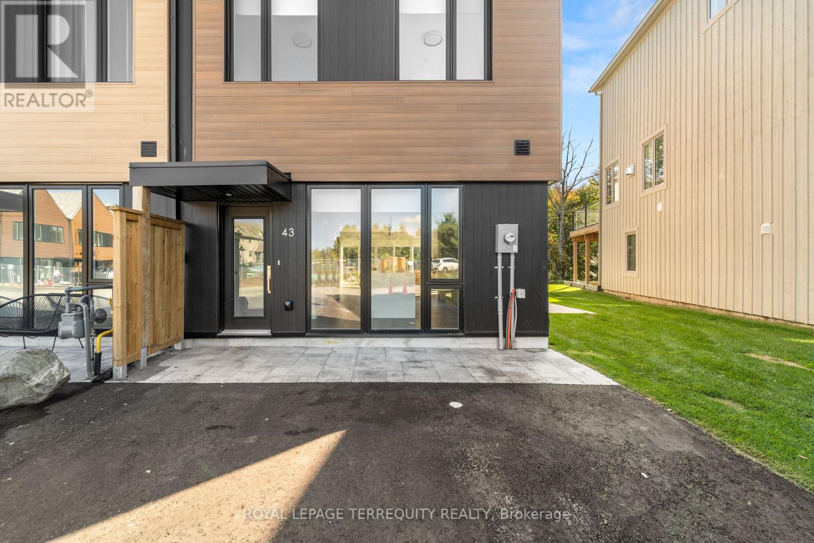 43 Rockmount Crescent, Gravenhurst, Ontario  P1P 0A6 - Photo 2 - X12568220