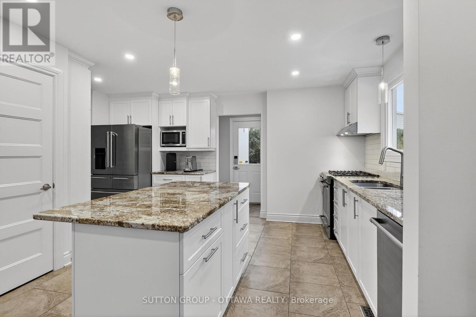 25 Southpark Drive, Ottawa, Ontario  K1B 3B8 - Photo 9 - X12568334