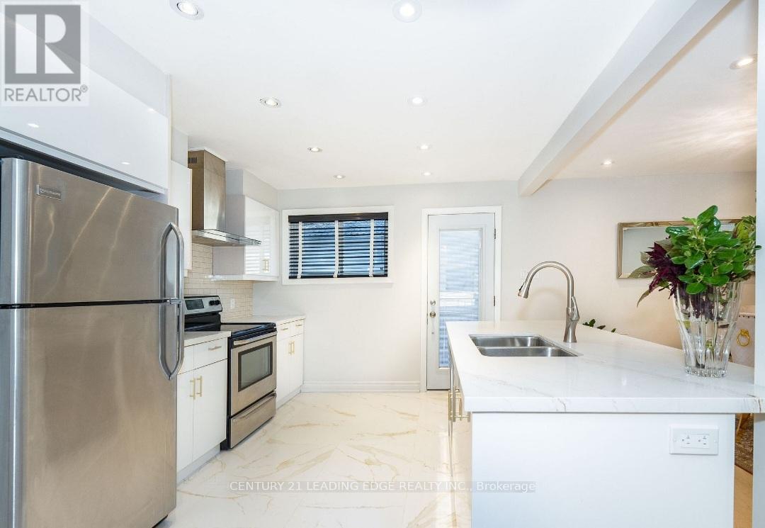 Main - 30 Foreht Crescent, Aurora, Ontario  L4G 3E8 - Photo 5 - N12568314