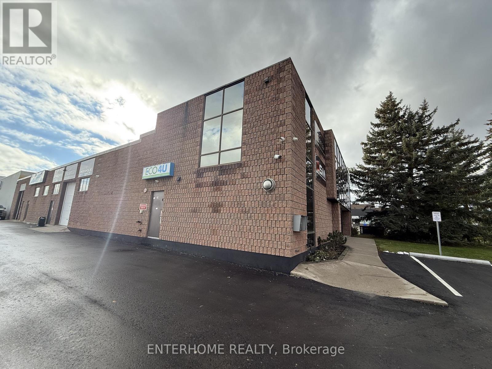 1124 Stellar Drive, Newmarket, Ontario  L3Y 7B7 - Photo 3 - N12568366