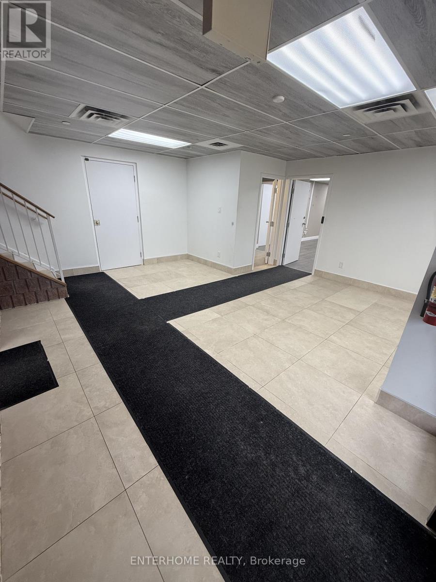 1124 Stellar Drive, Newmarket, Ontario  L3Y 7B7 - Photo 4 - N12568366