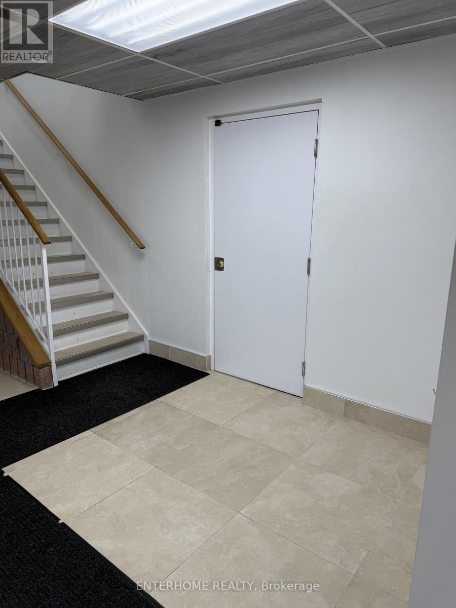 1124 Stellar Drive, Newmarket, Ontario  L3Y 7B7 - Photo 5 - N12568366