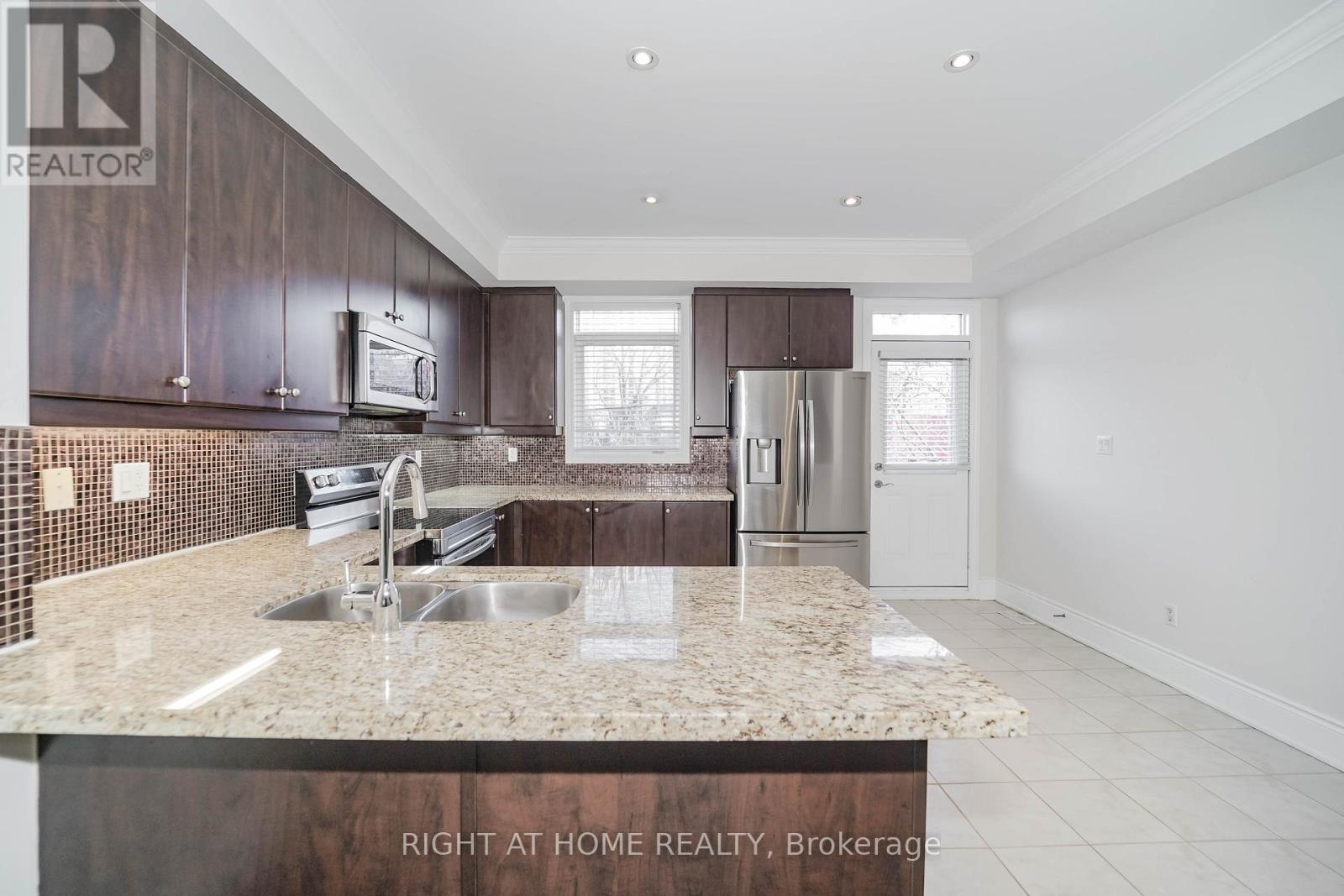 9 Streight Lane, Toronto, Ontario  M9B 0A3 - Photo 12 - W12568320