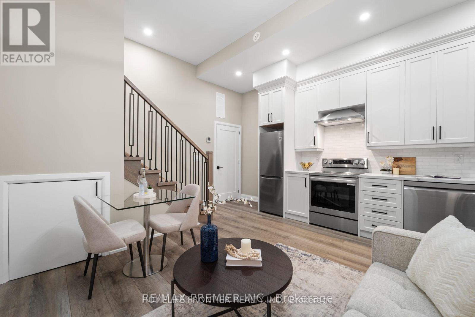 454 Valermo Drive, Toronto, Ontario  M8W 2M4 - Photo 4 - W12568322