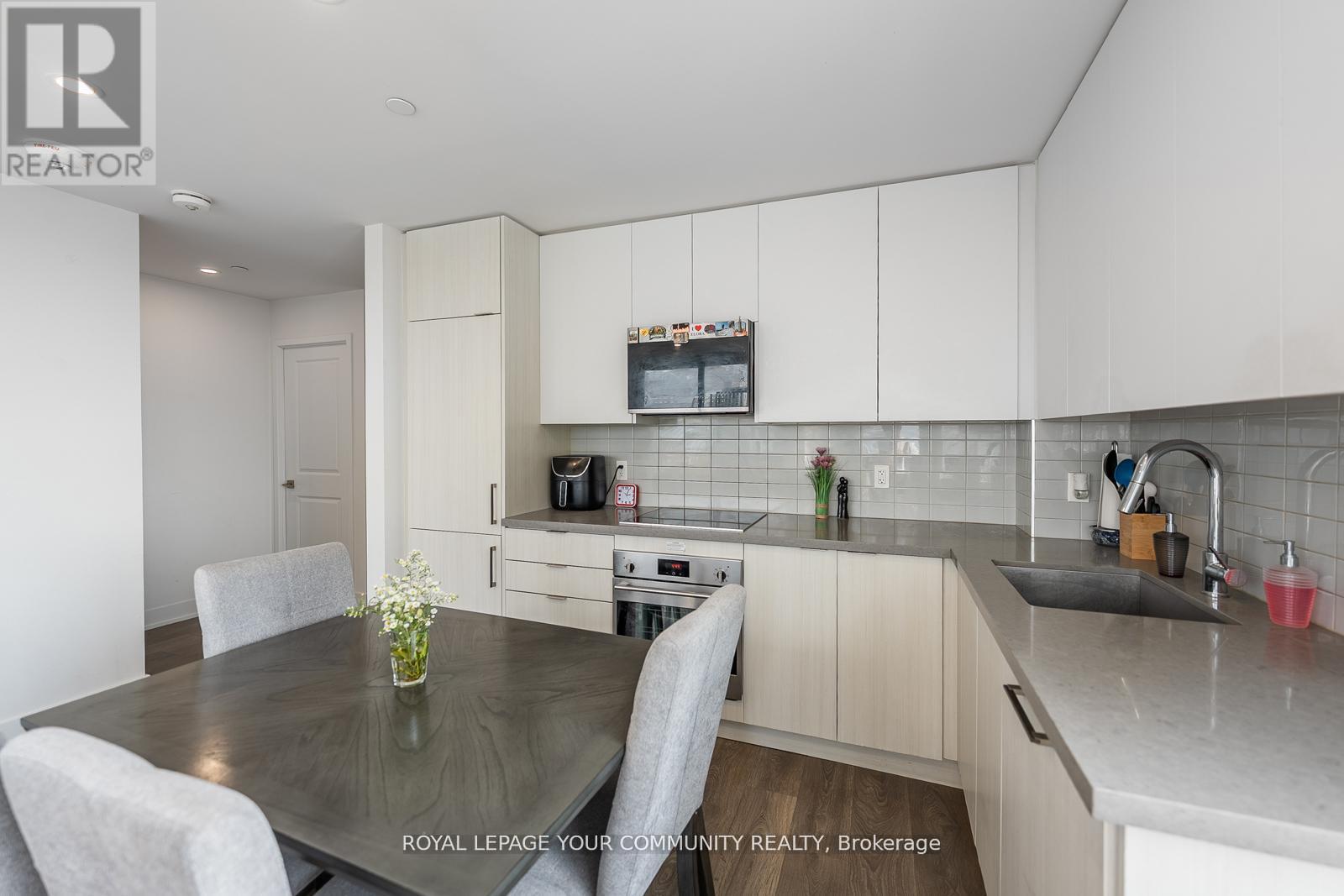 604 - 297 Oak Walk Drive, Oakville, Ontario  L6H 3R6 - Photo 8 - W12568370