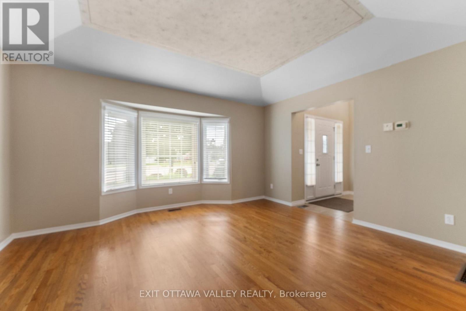 127 Owens Street, Pembroke, Ontario  K8A 8K1 - Photo 8 - X12385820