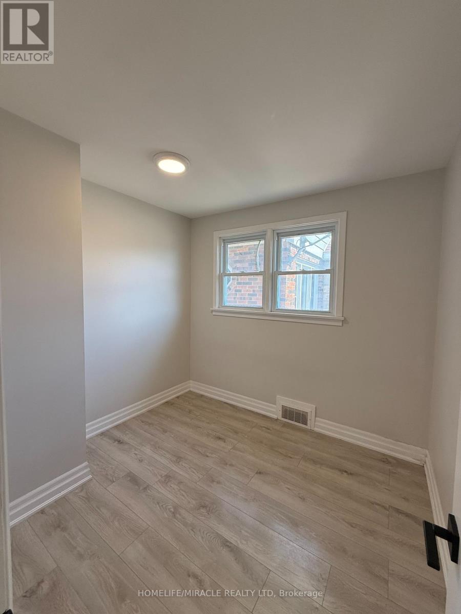 11 Garnet Street, St. Catharines, Ontario  L2M 5E6 - Photo 15 - X12568276