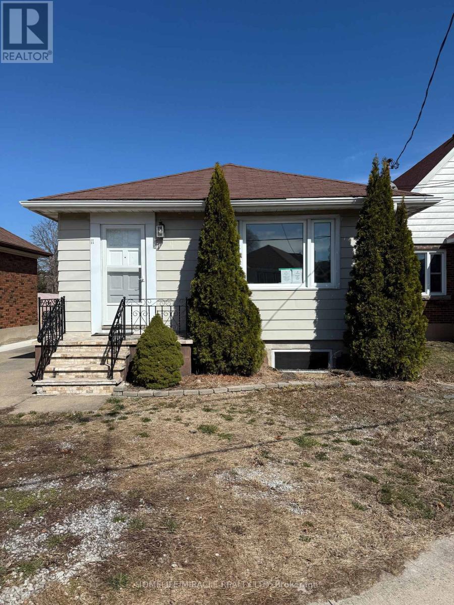 11 Garnet Street, St. Catharines, Ontario  L2M 5E6 - Photo 3 - X12568276