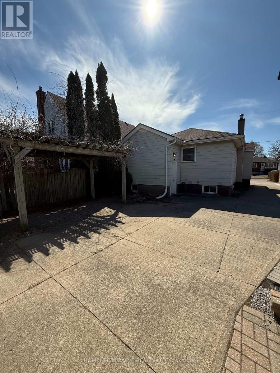 11 Garnet Street, St. Catharines, Ontario  L2M 5E6 - Photo 5 - X12568276