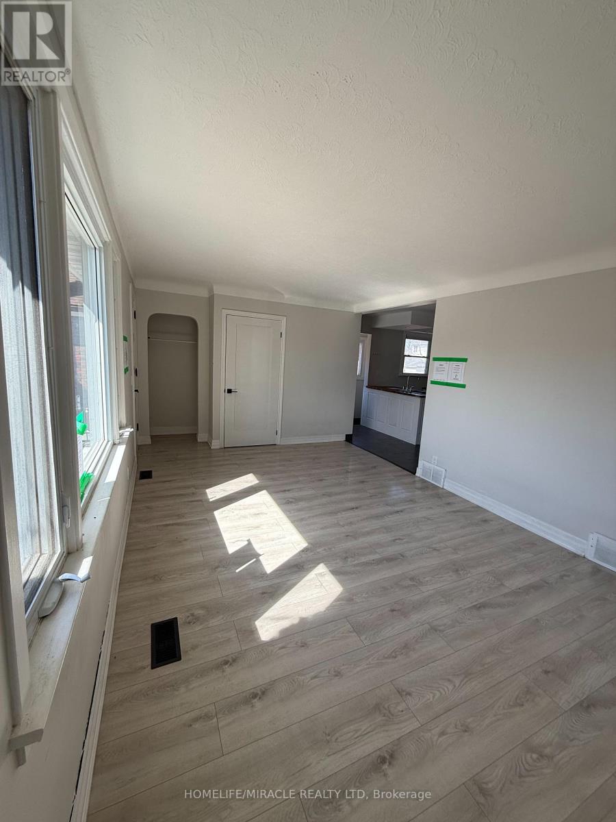 11 Garnet Street, St. Catharines, Ontario  L2M 5E6 - Photo 9 - X12568276