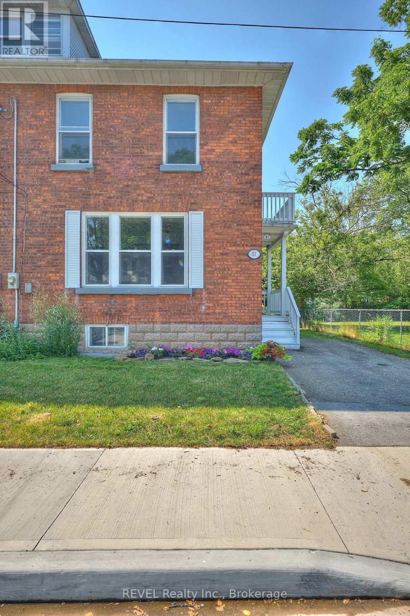 51 Grove Street, Welland, Ontario  L3B 4B3 - Photo 2 - X12568396