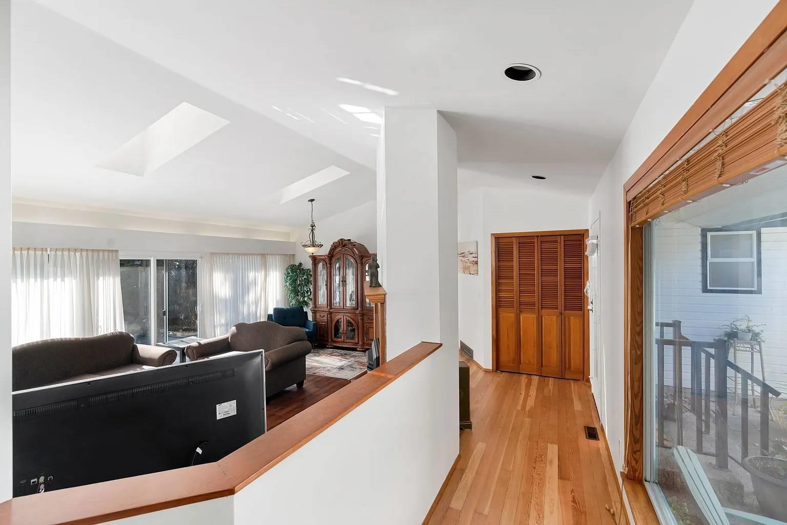 14098 20 Avenue, Surrey, British Columbia  V4A 8P8 - Photo 3 - R3069359