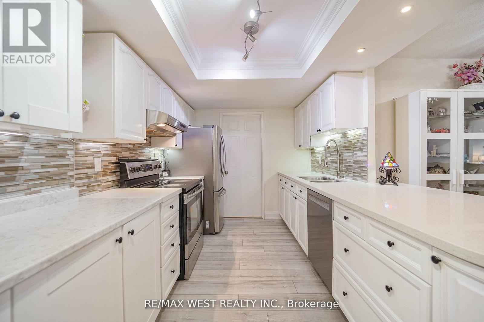 501 - 33 Weldrick Road E, Richmond Hill, Ontario  L4C 8W4 - Photo 4 - N12568416