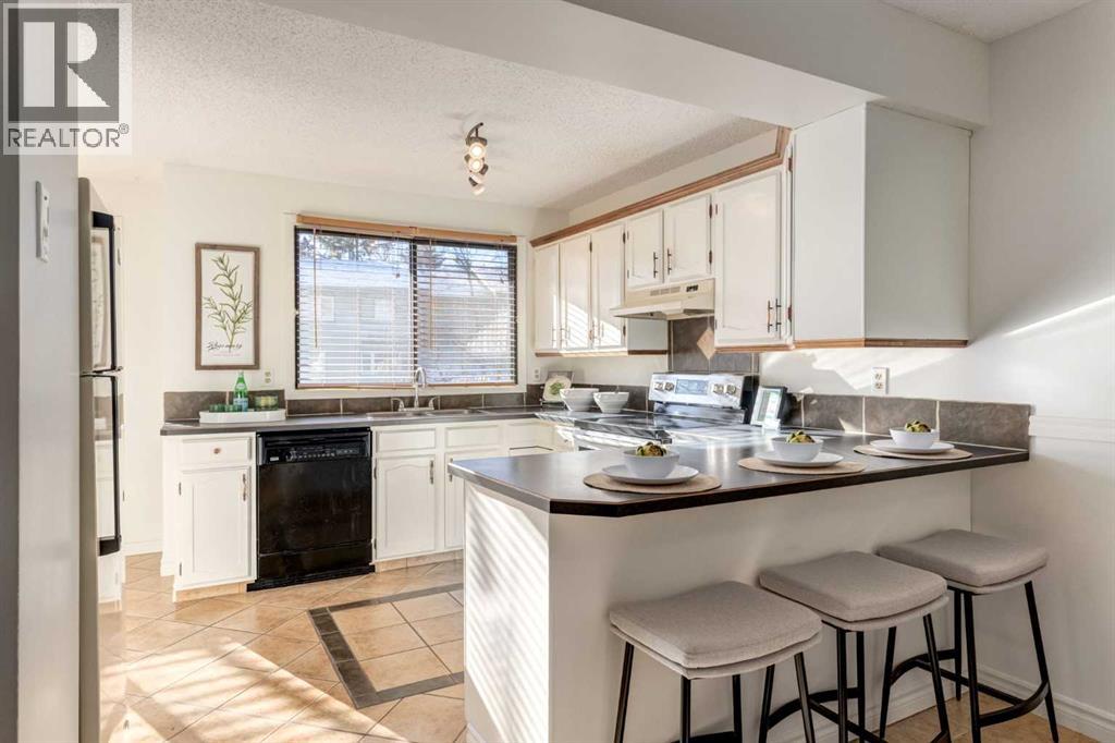 116 Point Drive Nw, Calgary, Alberta  T3B 5B3 - Photo 9 - A2271488