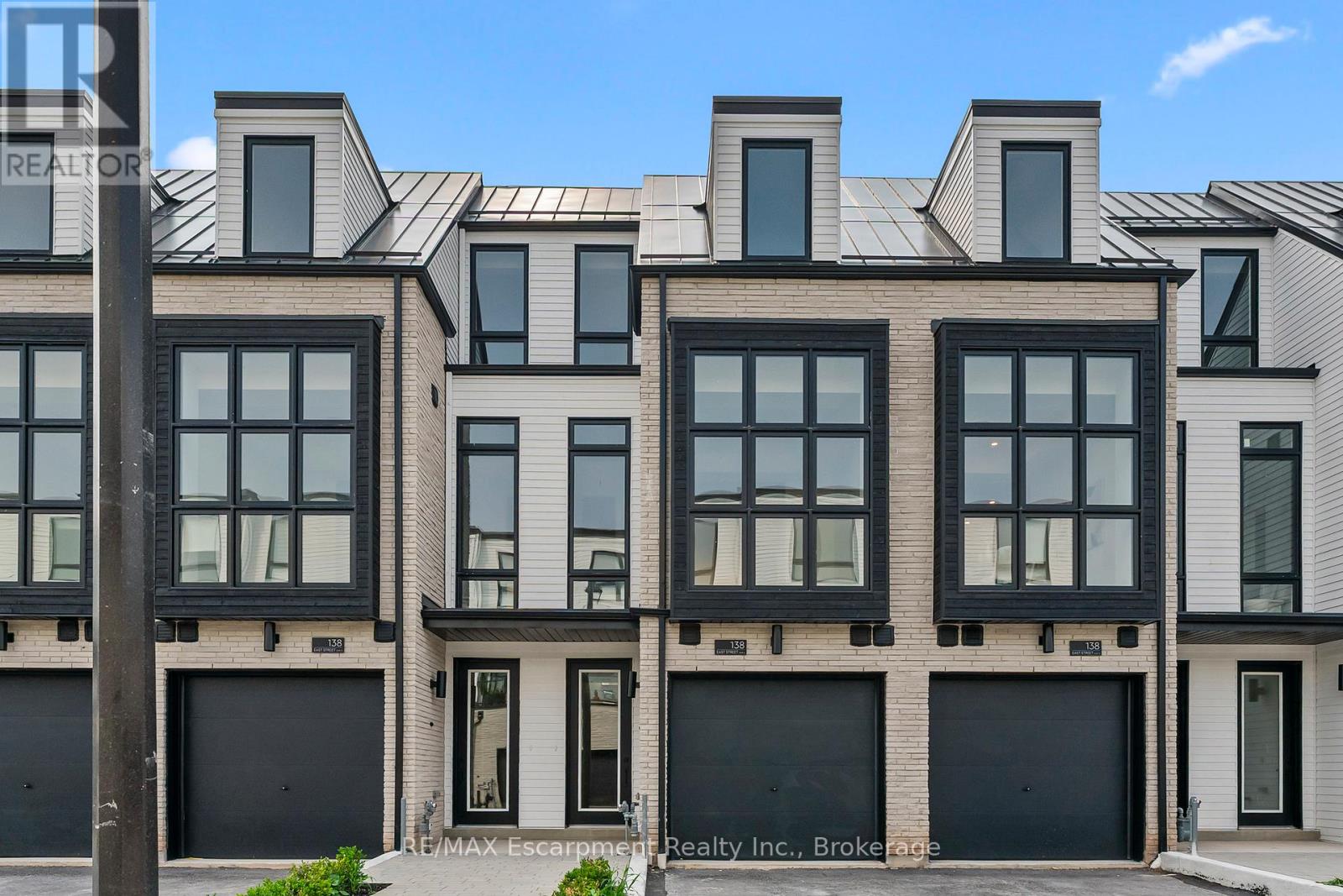 4 - 138 East Street, Oakville, Ontario  L6L 0H9 - Photo 1 - W12568458