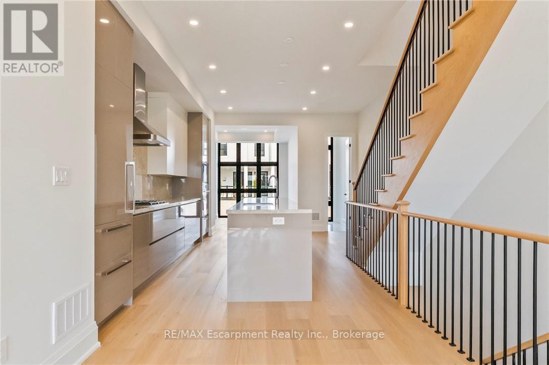 4 - 138 East Street, Oakville, Ontario  L6L 0H9 - Photo 2 - W12568458