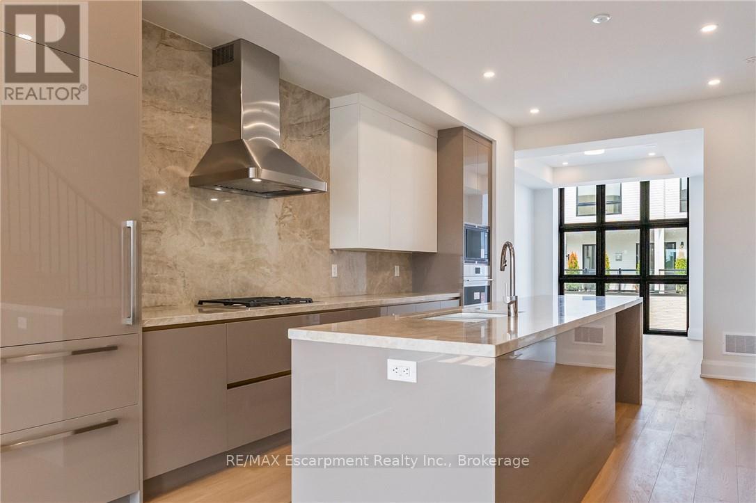 4 - 138 East Street, Oakville, Ontario  L6L 0H9 - Photo 3 - W12568458