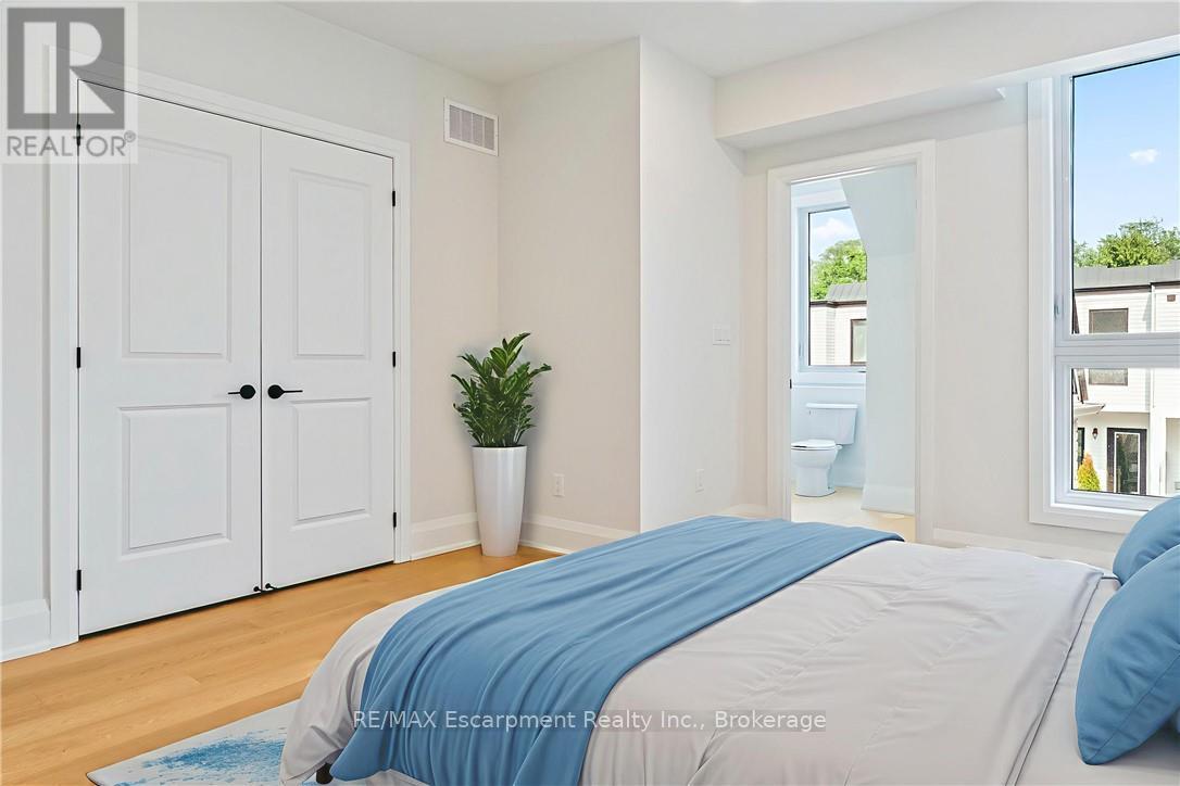 4 - 138 East Street, Oakville, Ontario  L6L 0H9 - Photo 9 - W12568458