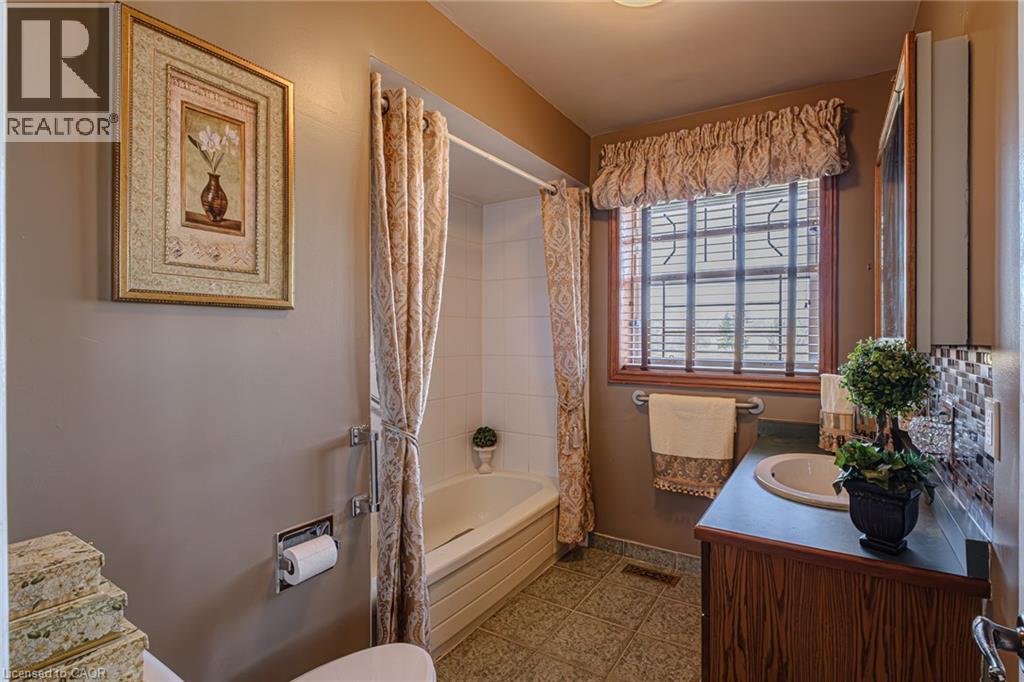 136 Country Club Drive, Hamilton, Ontario  L8K 5W2 - Photo 26 - 40714130