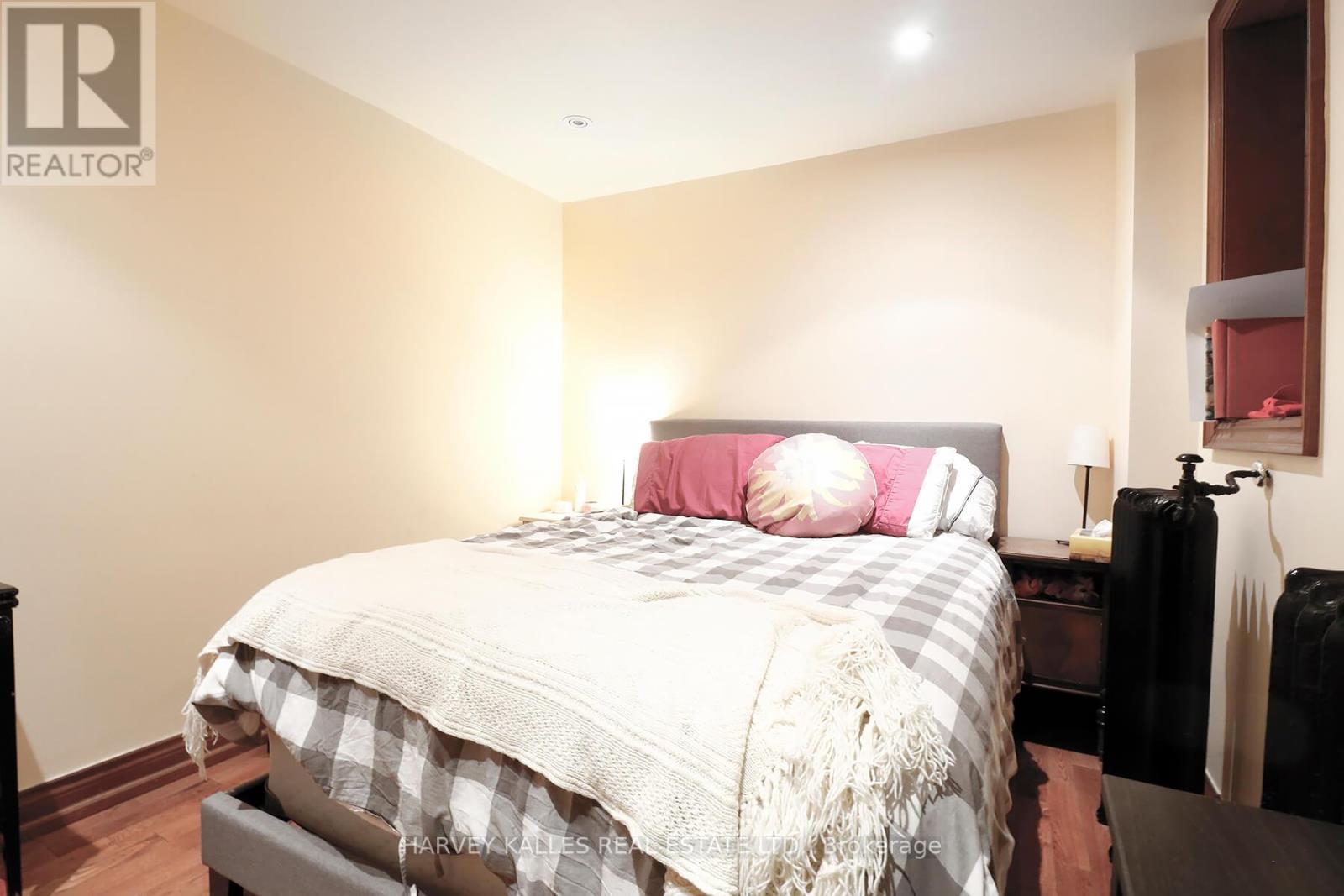 1 - 152 Hilton Avenue, Toronto, Ontario  M5R 3E9 - Photo 13 - C12568444