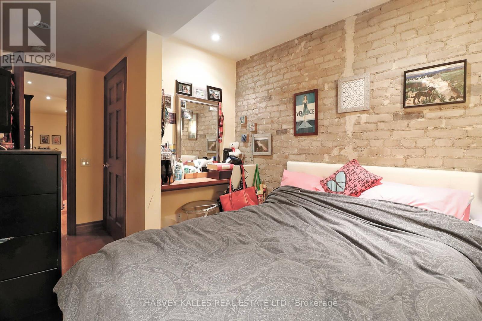 1 - 152 Hilton Avenue, Toronto, Ontario  M5R 3E9 - Photo 16 - C12568444