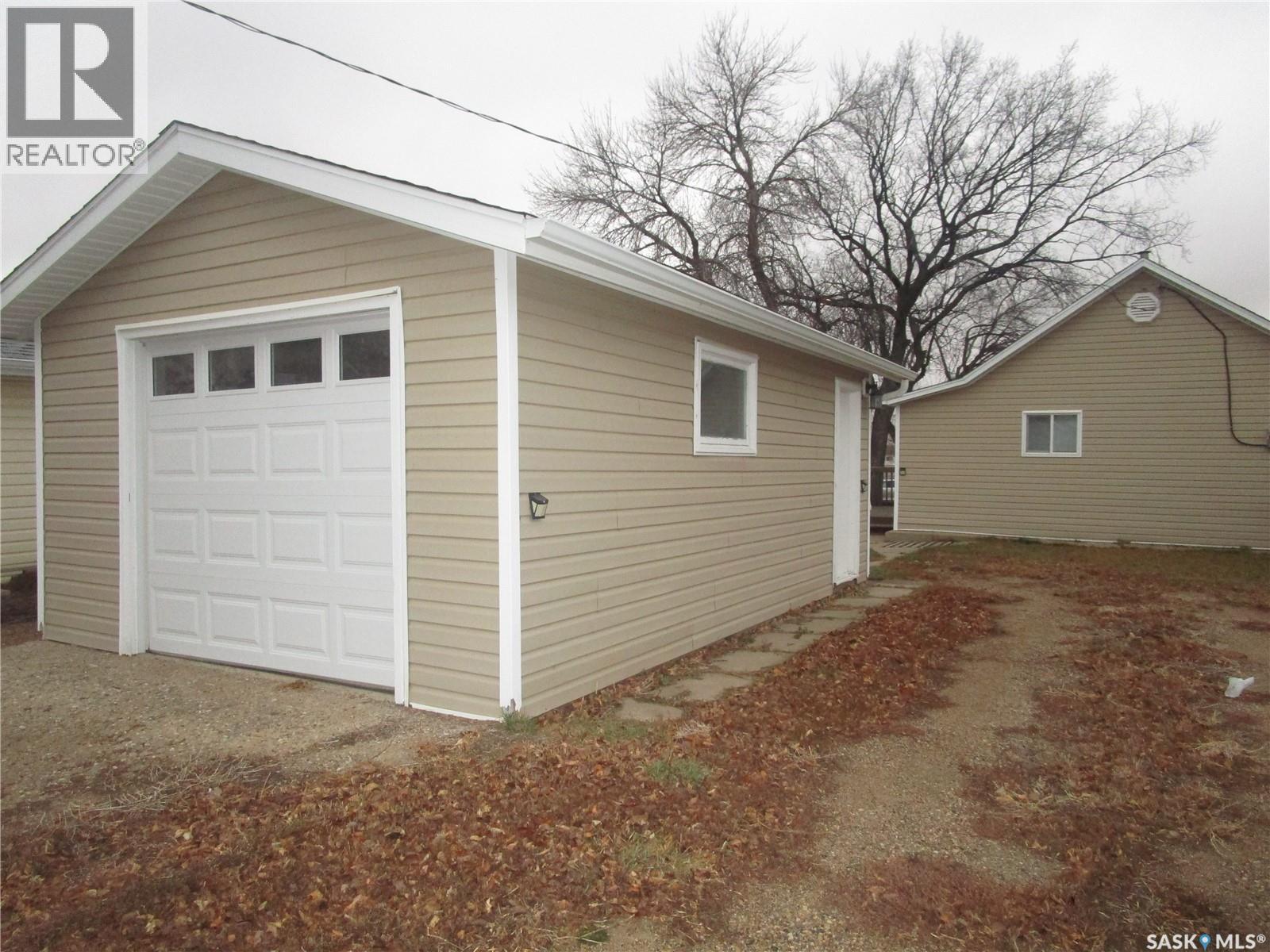 206 3rd Avenue E, Assiniboia, Saskatchewan  S0H 0B0 - Photo 11 - SK024494