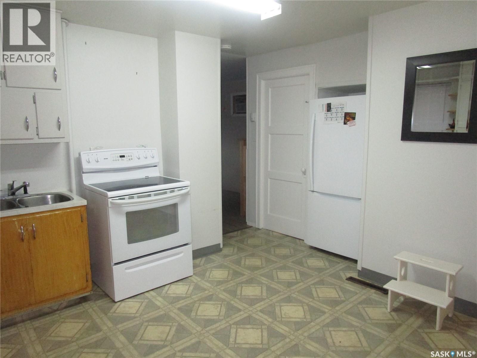 206 3rd Avenue E, Assiniboia, Saskatchewan  S0H 0B0 - Photo 4 - SK024494