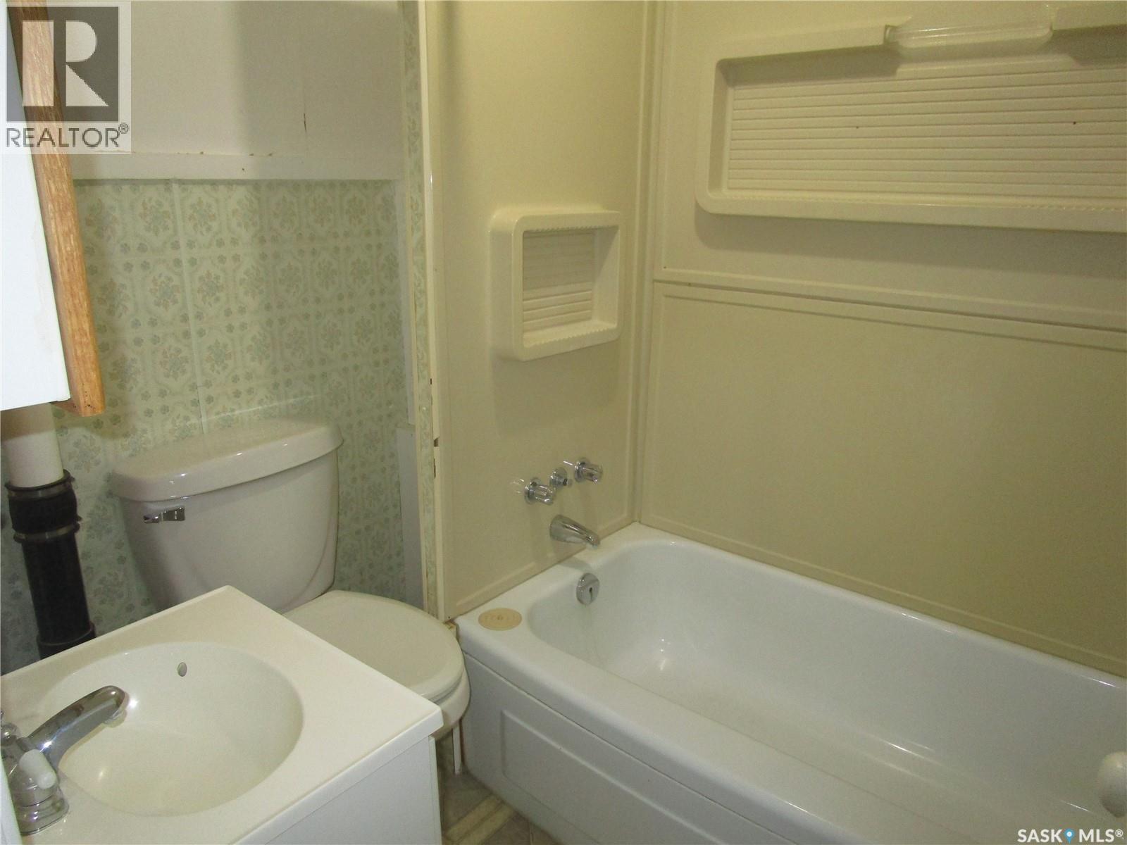 206 3rd Avenue E, Assiniboia, Saskatchewan  S0H 0B0 - Photo 7 - SK024494