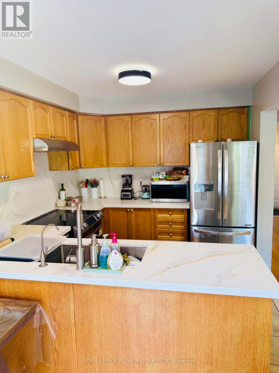 6 Hollingsworth Circle, Brampton, Ontario L7A 3X7 - Photo 5 - W12568502