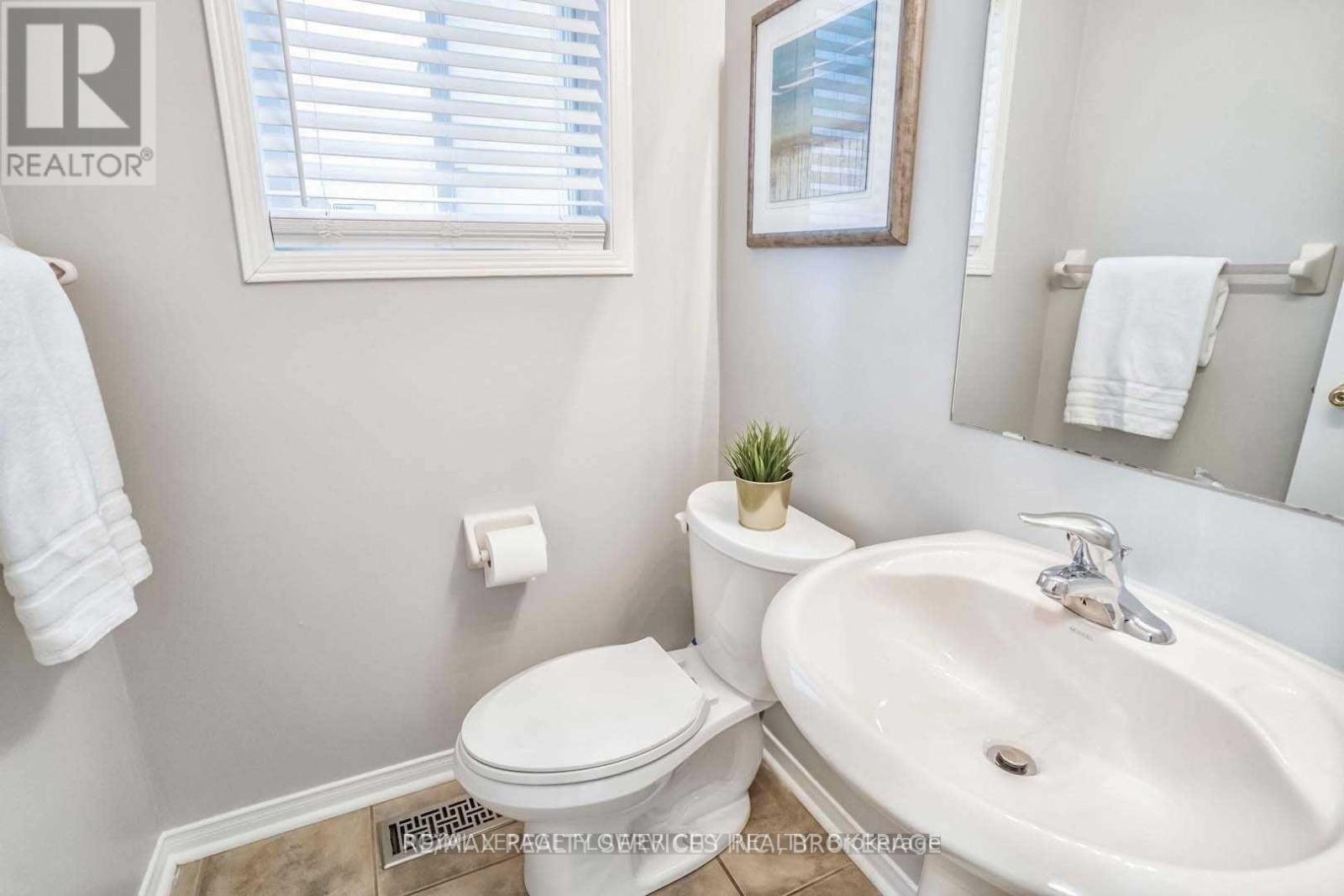 6 Hollingsworth Circle, Brampton, Ontario L7A 3X7 - Photo 8 - W12568502