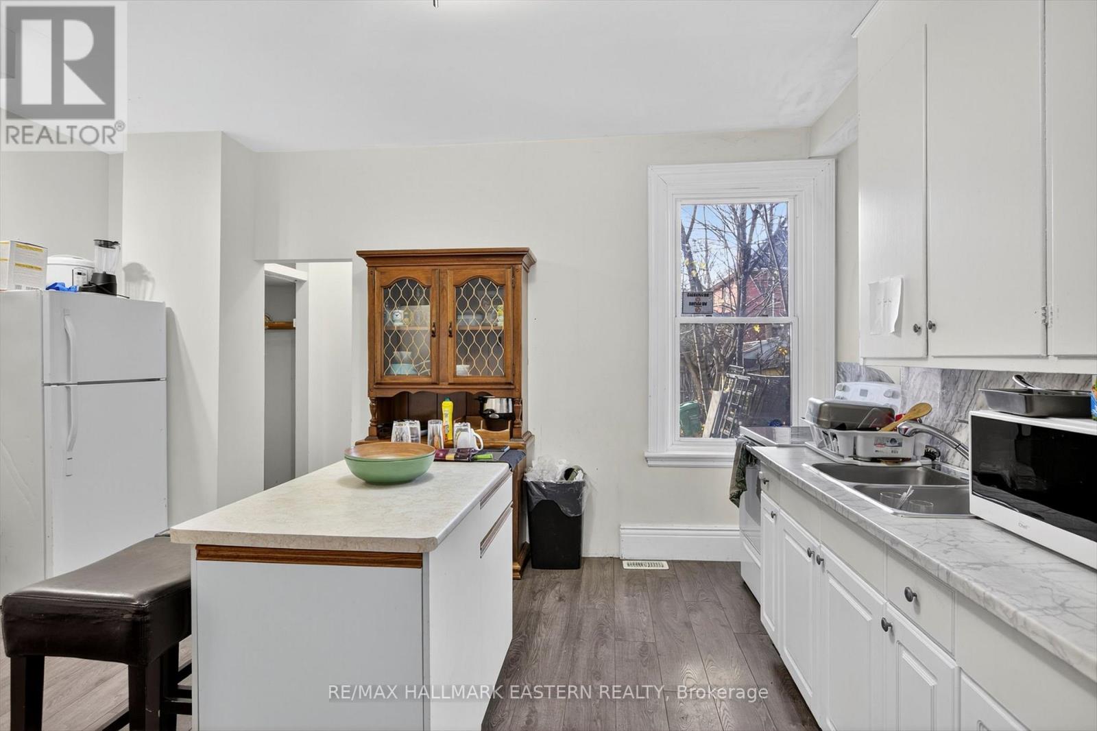 271 Thomas Street, Peterborough, Ontario K9J 5E7 - Photo 5 - X12568548