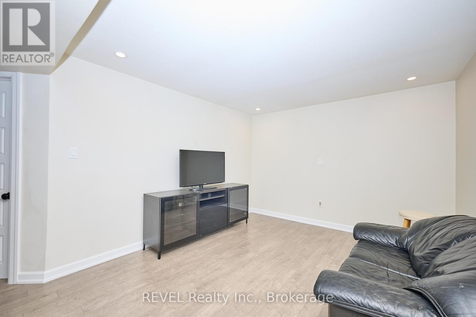 104 Tuliptree Road, Thorold, Ontario L2V 0A5 - Photo 3 - X12568570