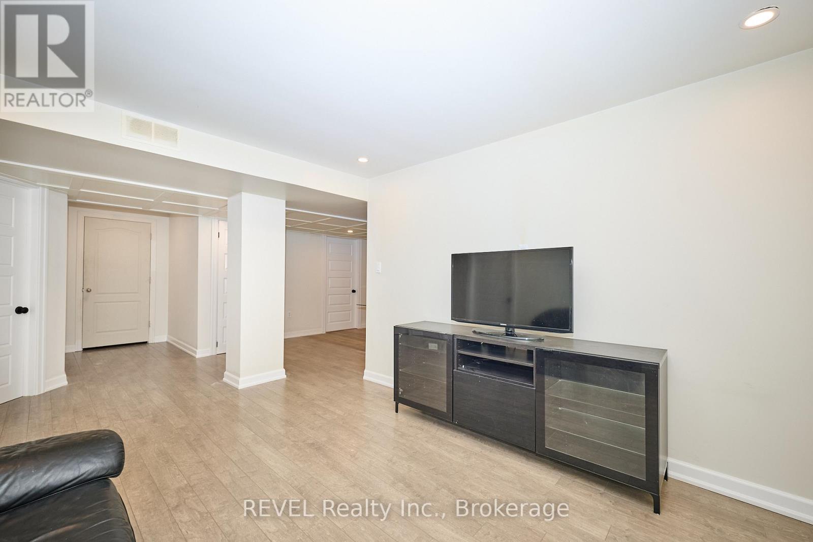 104 Tuliptree Road, Thorold, Ontario L2V 0A5 - Photo 4 - X12568570