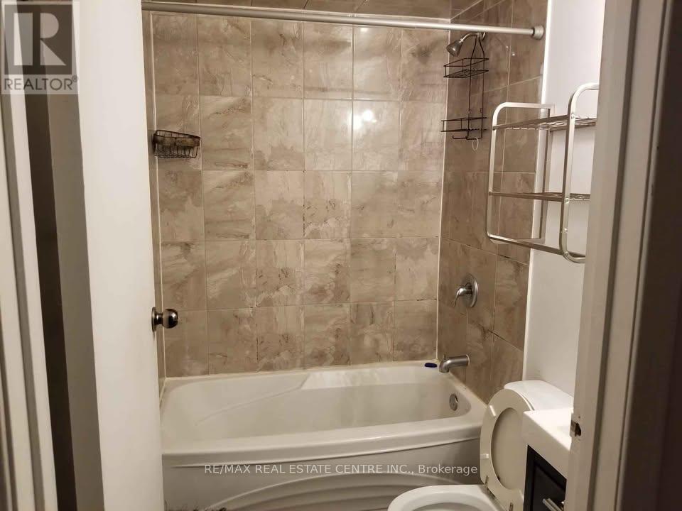 ( Lower ) - 587 Farwell Crescent, Mississauga, Ontario  L5R 2A6 - Photo 8 - W12556564