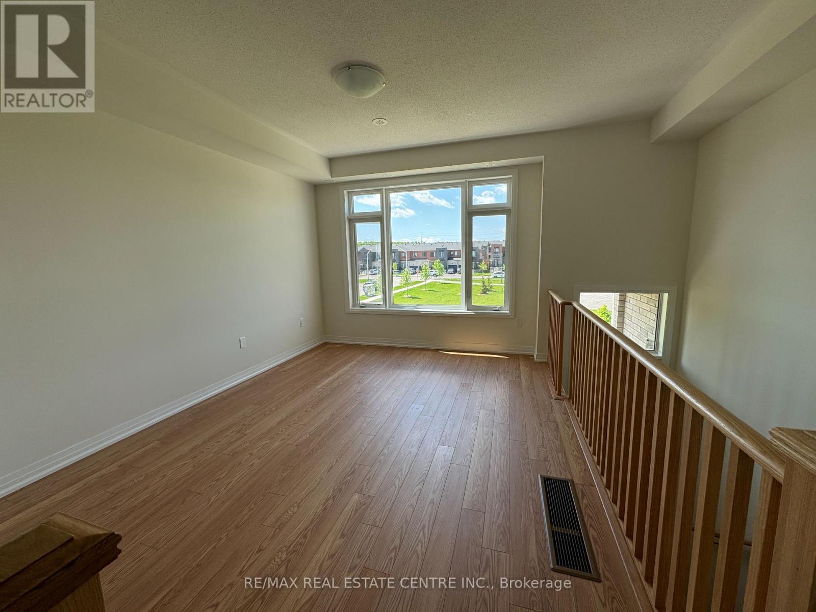 5 Cherry Hill Lane, Barrie (Painswick South), Ontario  L9J 0M7 - Photo 4 - S12568554