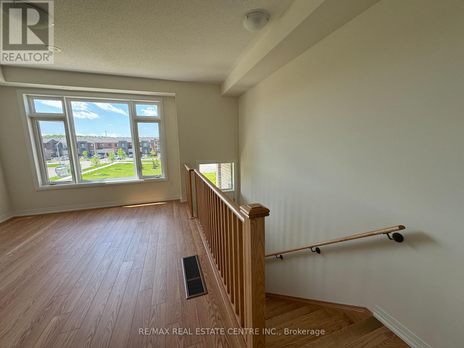 5 Cherry Hill Lane, Barrie (Painswick South), Ontario  L9J 0M7 - Photo 5 - S12568554